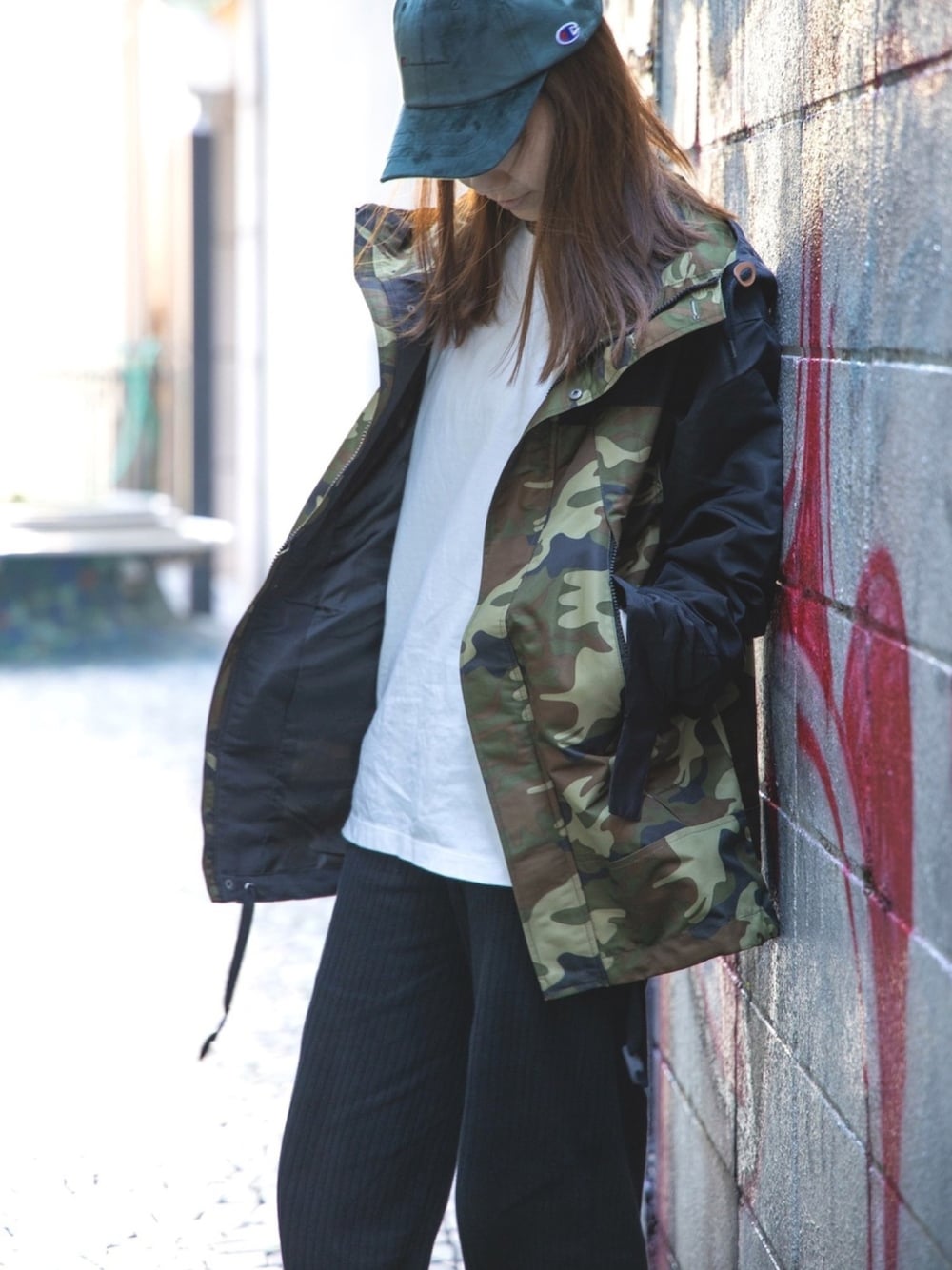 その他のマウンテンパーカー、ホワイト系のトップス、グリーン系の帽子を着用したレディースの秋コーディネートの1枚目の写真