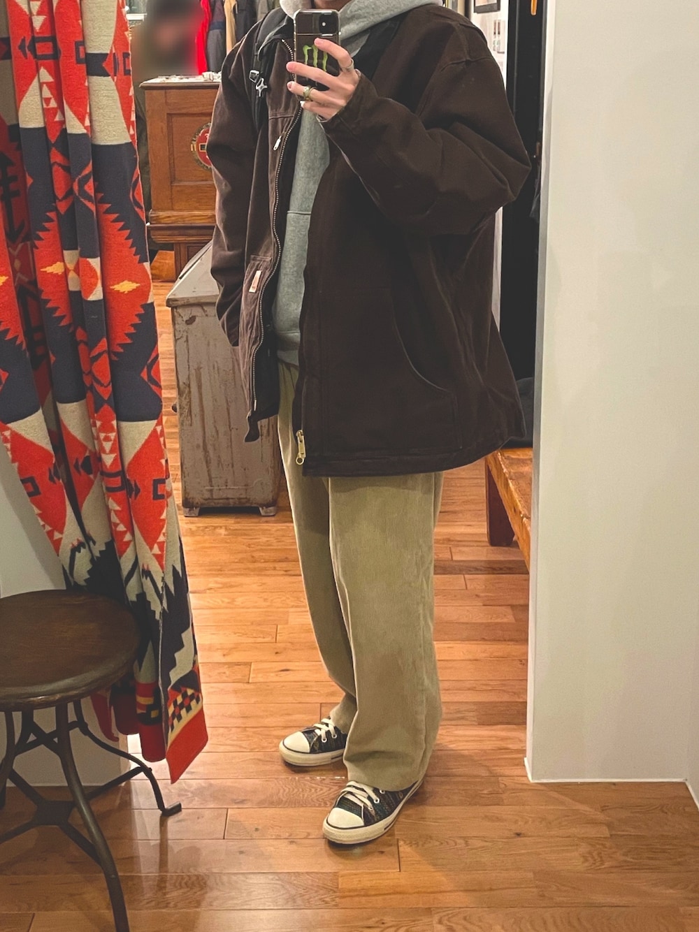 「古着、冬のコーデ、ワイドパンツ、コーデュロイ、carhartt、BROOKS BROTHERS、GU、コンバース、おしゃれさんと繋がりたい、ゆるコーデ」｜「Carharttのアイテム（デニムジャケット、ブラウン系）」を使った、tomoさん（メンズ・178cm）の冬コーディネートの1枚目の写真