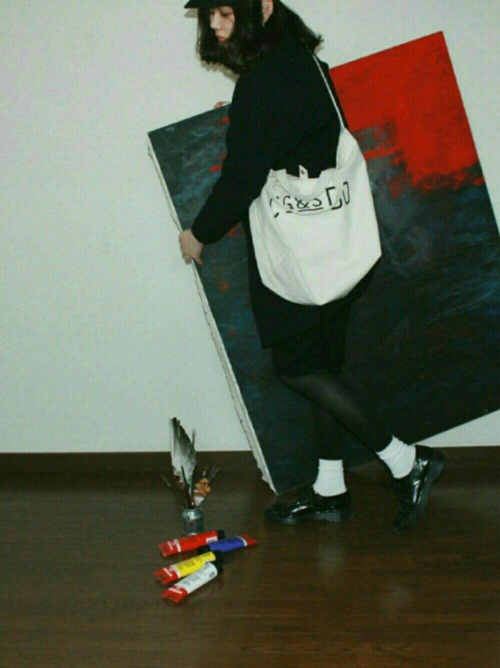 「休日スタイル、ガウチョパンツ、ショルダーバッグ、ノーカラーコート、ノーカラーシャツ、黒タイツ、シンプルコーデ、コクーンコート、ジョッキー帽、ワントーンコーデ」｜「Samansa Mos2のスタンドレースブラウス（シャツ/ブラウス、ホワイト系）」を使った、エリカさん（レディース・157cm）の冬コーディネートの1枚目の写真