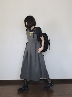 「黒リュック」｜「アイテム（ジャンパースカート）」を使った、エリカさん（レディース・158cm）の秋コーディネート