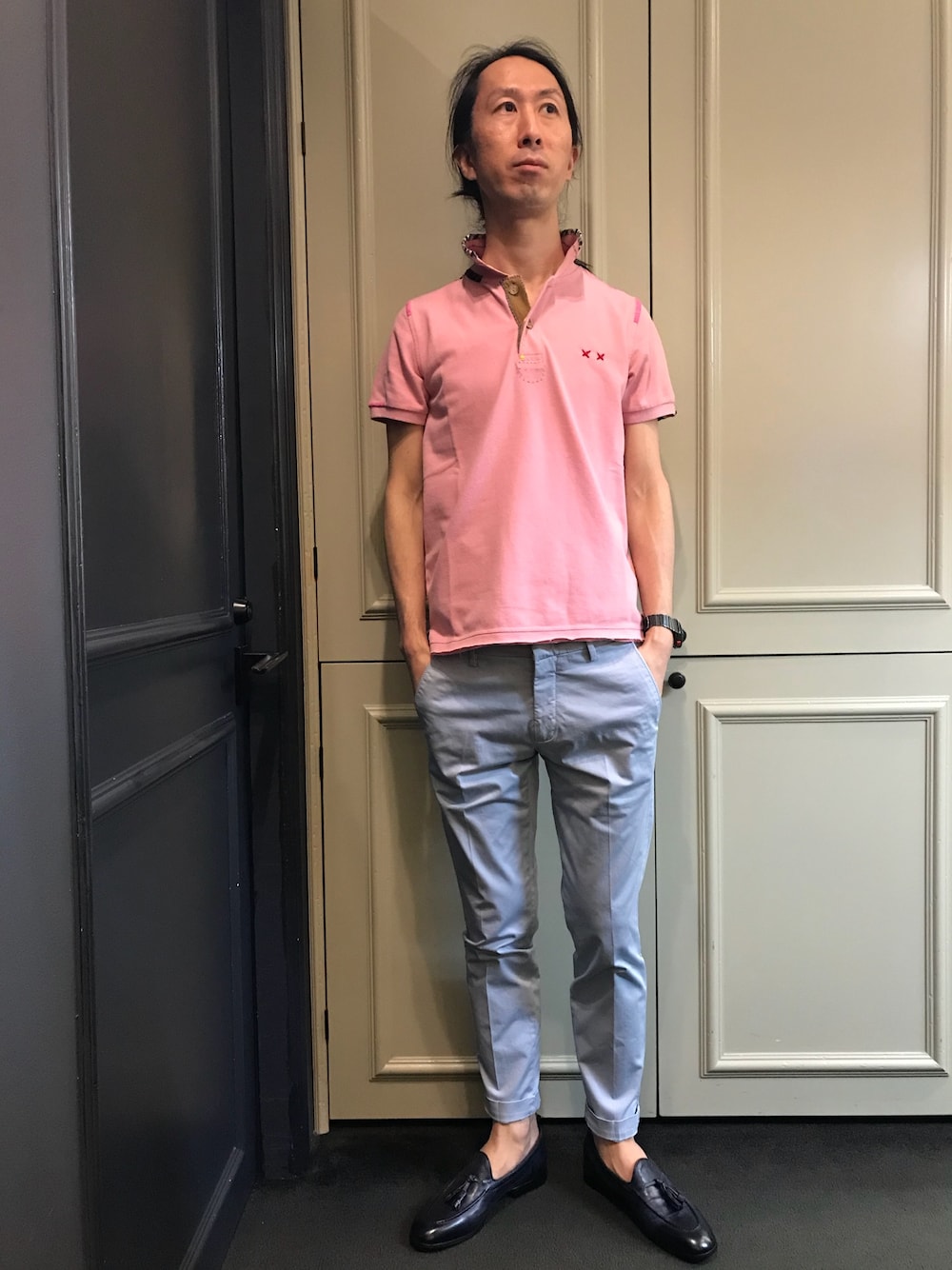 「ポロシャツ、ootd、革靴、きれいめカジュアル、カラーパンツ、タッセルローファー、リメイク、オトナカジュアル、RAWLIFE、休日スタイル」｜「RAWLIFEのアイテム（ポロシャツ、ピンク系）」を使った、おかださん（メンズ・175cm）の春コーディネートの1枚目の写真