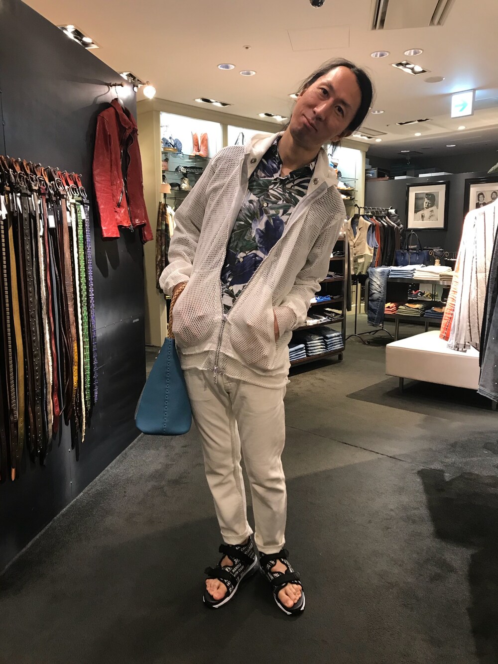 グリーン系のシャツ/ブラウス、ホワイト系のパーカー、ブルー系のハンドバッグを着用したメンズの夏コーディネートの1枚目の写真