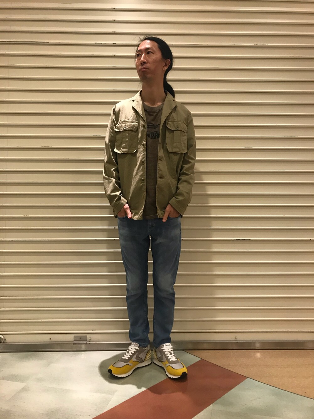 グリーン系のジャケット/アウター、ブラウン系のTシャツ/カットソー、ブルー系のパンツを着用したメンズの夏コーディネートの1枚目の写真