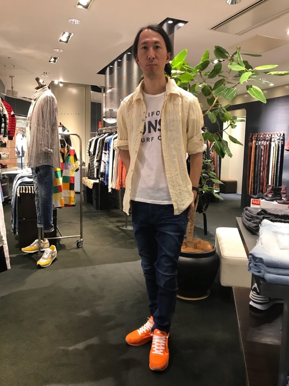 「夏、スニーカー、ストライプシャツ、カジュアル、Tシャツ、ストライプ、白Tシャツ、デニムパンツ、シャツスタイル、夏セールで買いました」｜「FranCisT_MOR.K.S.のFranCisT_MOR.K.S./フランシスト モークス/Stripe Shirts☆（シャツ/ブラウス、グリーン系）」を使った、おかださん（メンズ・175cm）の夏コーディネートの1枚目の写真