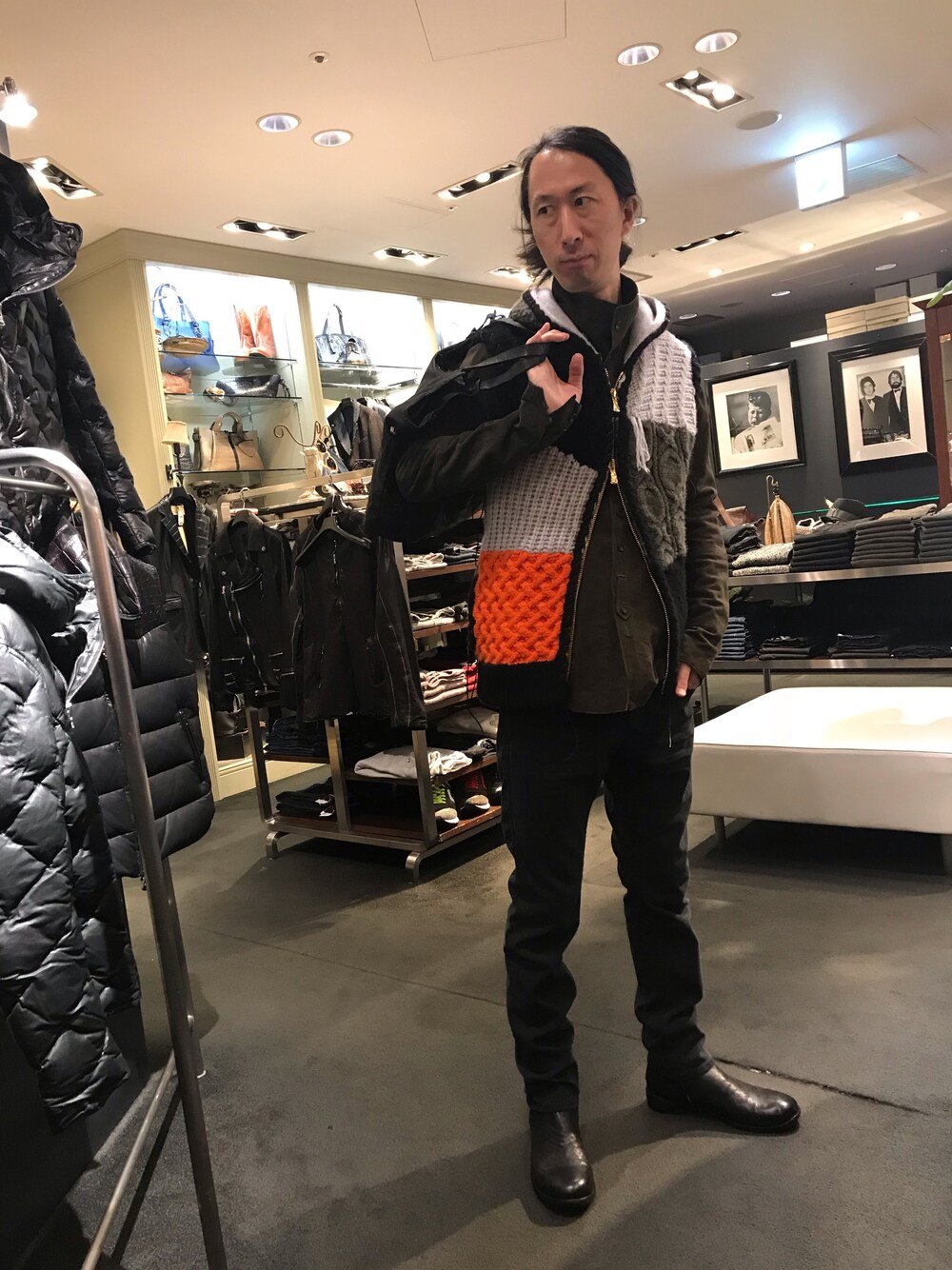 「ベスト、ニツト、レザージャケット、ブラックデニム、ブーツ、秋のコーデ、お洒落さんとつながりたい、ootd、レイヤードスタイル、YANUK」｜「CHRISTIAN PEAUのCHRISTIAN PEAU/クリスチャン ポー/tote bag（トートバッグ、ブラック系）」を使った、おかださん（メンズ・175cm）の秋コーディネートの1枚目の写真
