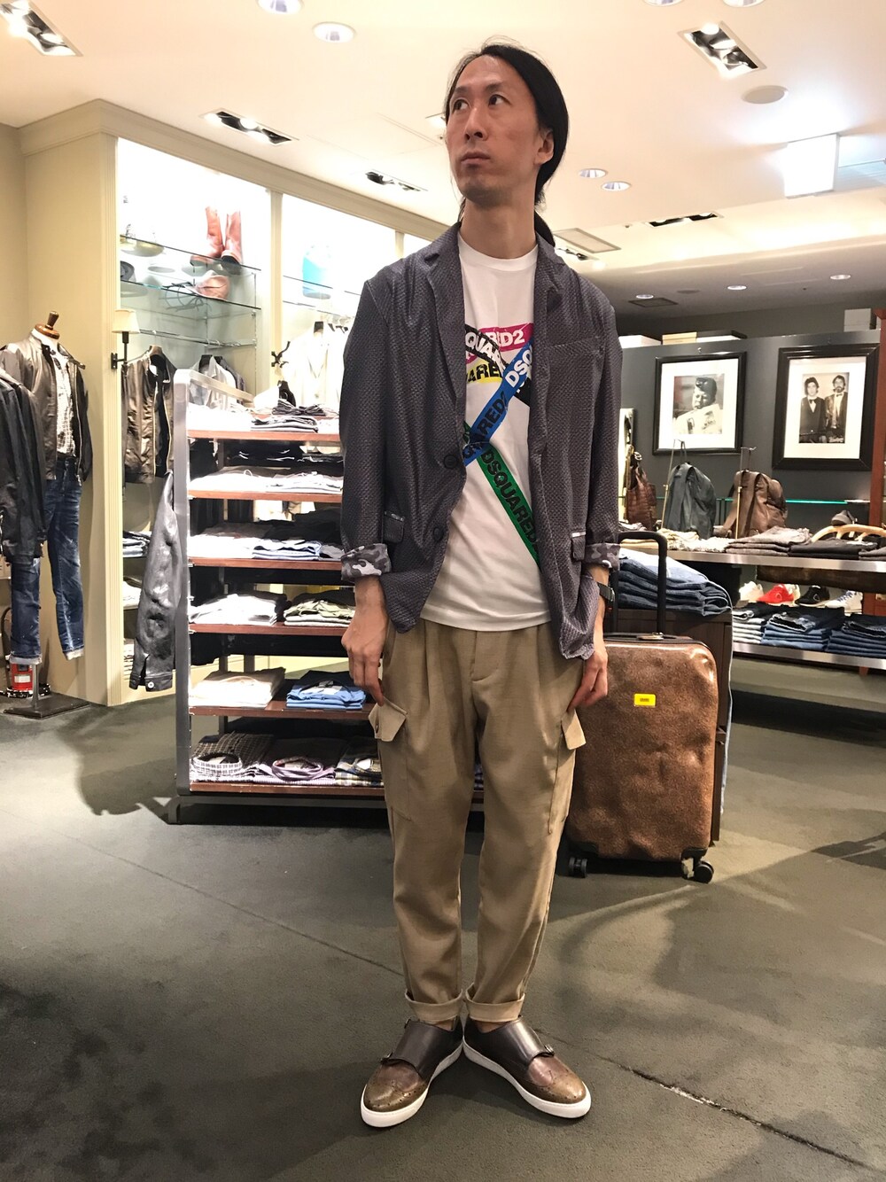 「夏だ！Tシャツ着よう！、夏、きれいめカジュアル、大人コーデ、お洒落さんとつながりたい、ootd、カーゴパンツ、ジャケット、ディースクエアード(Dsquared2)、Tシャツ」｜「DSQUARED2のアイテム（Tシャツ/カットソー、ホワイト系）」を使った、おかださん（メンズ・175cm）の夏コーディネートの1枚目の写真