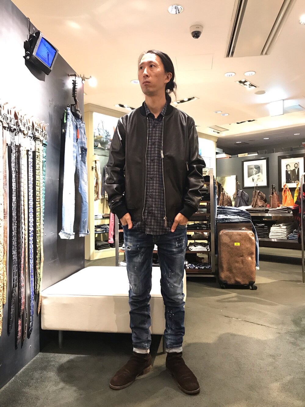 「レザージャケット、シャツスタイル、チエックシャツ、ネルシャツ、DSQUARED2、デニム、ブーツ、スーツケース、シンプル、休日スタイル」｜「LUCKY DE LUCAのアイテム（シャツ/ブラウス、ブルー系）」を使った、おかださん（メンズ・175cm）の夏コーディネートの1枚目の写真