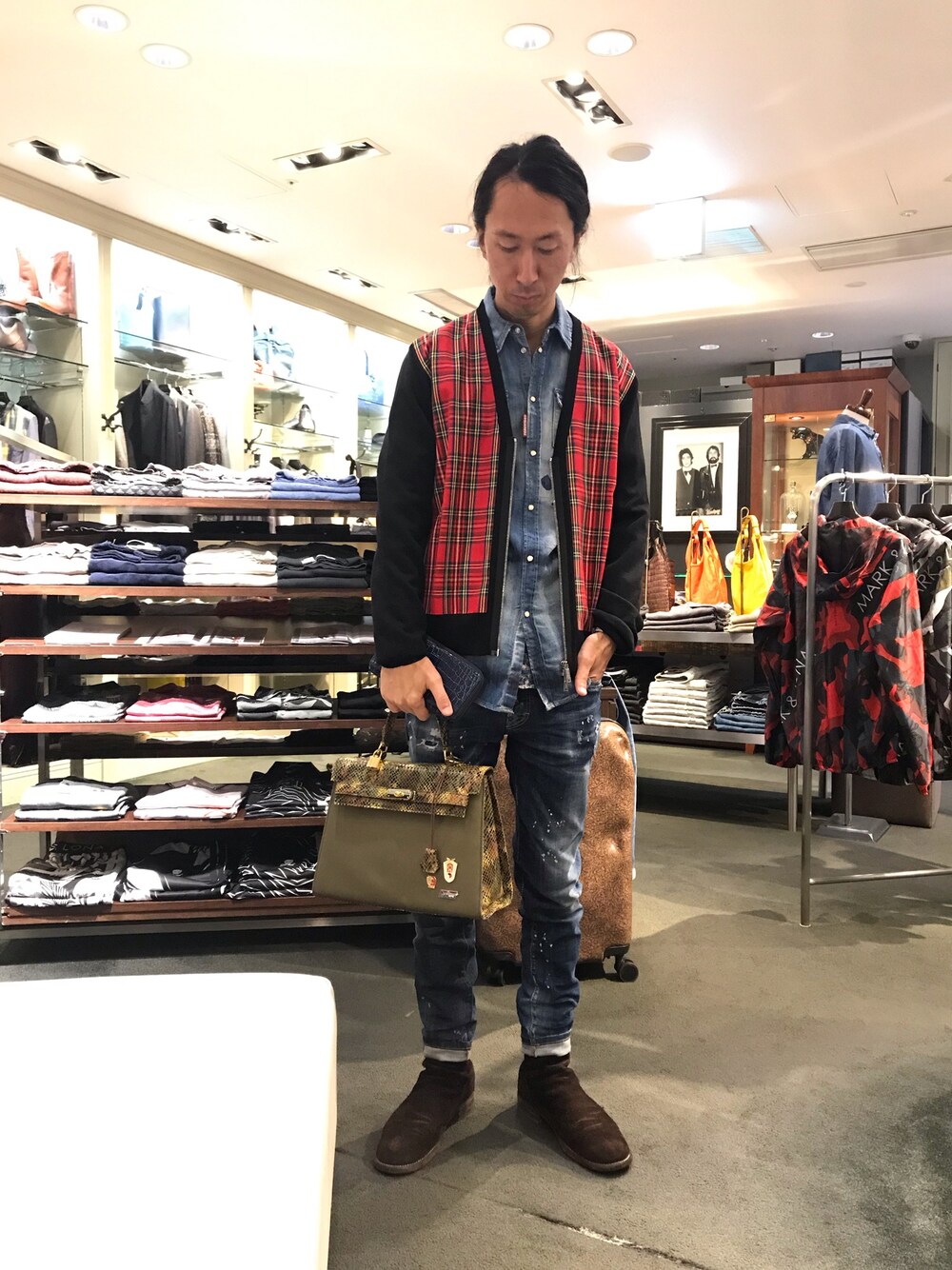 「MARK&LONA(MARK&LONA)、DSQUARED2、デニム、デニムシャツ、カーディガン、チェック、ブリティッシュ、クロコダイル、エキゾチック、秋コーデ」｜「DSQUARED2のアイテム（ニット/セーター、レッド系）」を使った、おかださん（メンズ・175cm）の夏コーディネートの1枚目の写真