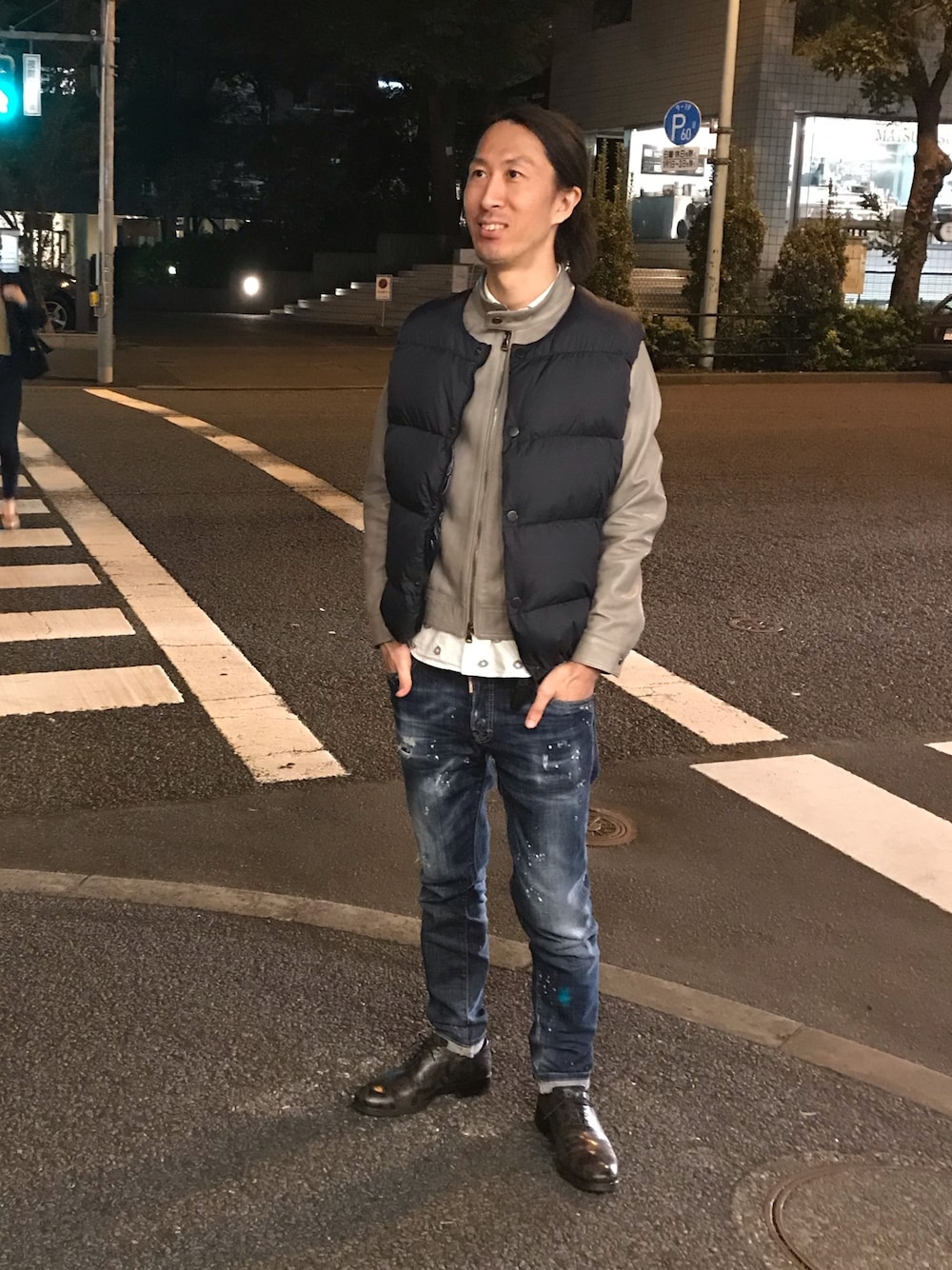 「ダウンベスト、DUVETICA、秋のコーデ、レザージャケット、EMMETI、DSQUARED2、革靴、ootd、デニム、レイヤードスタイル」｜「RAWLIFEのアイテム（ジャケット/アウター、グレー系）」を使った、おかださん（メンズ・175cm）の秋コーディネートの1枚目の写真