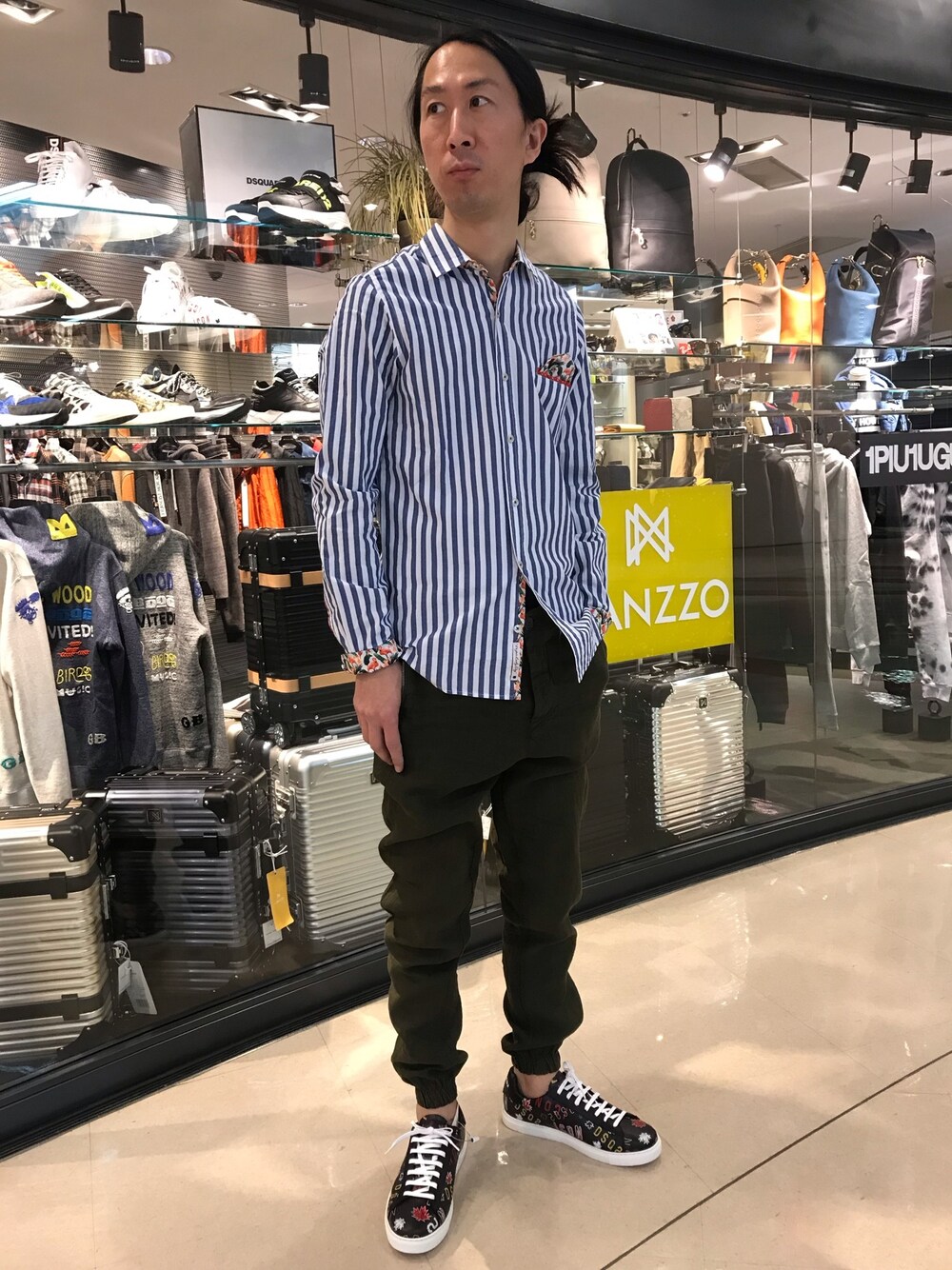 「ストライプ、春コーデ、シャツスタイル、さわやか、ミリタリーパンツ、スニーカー、DSQUARED2、きれいめカジュアル、スニーカーコーデ、ootd」｜「RAWLIFEのアイテム（シャツ/ブラウス、ブルー系）」を使った、おかださん（メンズ・175cm）の冬コーディネートの1枚目の写真