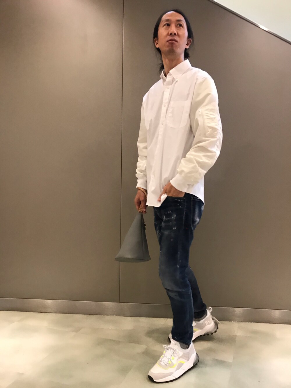 「白シャツ、シャツスタイル、今日のコーデ、DSQUARED2、シンプルコーデ、夏コーデ、さわやかコーデ、VOILE BLANCHE、ootd、ファッションの力を信じよう」｜「DSQUARED2のアイテム（デニムパンツ、ブルー系）」を使った、おかださん（メンズ・175cm）の春コーディネートの1枚目の写真