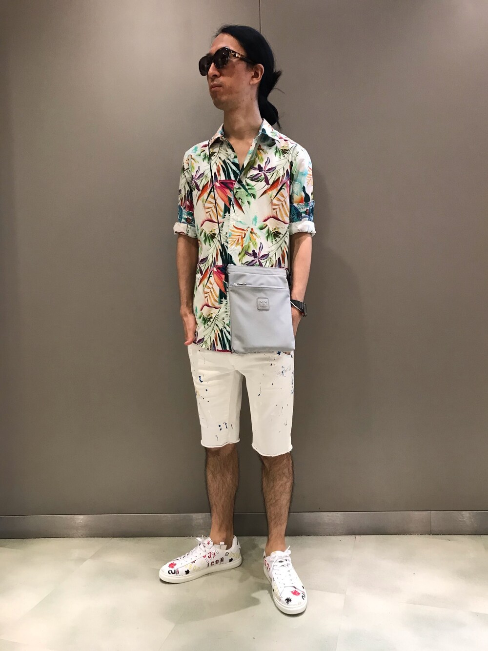 「サングラス、夏、シャツスタイル、今日のコーデ、ファッションの力を信じよう、白スニーカー、DSQUARED2、サコッシュ、ootd、ショーツ」｜「GANESHのGANESH/ガネーシュ/ボタニカル柄シャツ -DORA X-（シャツ/ブラウス、グリーン系）」を使った、おかださん（メンズ・175cm）の夏コーディネートの1枚目の写真