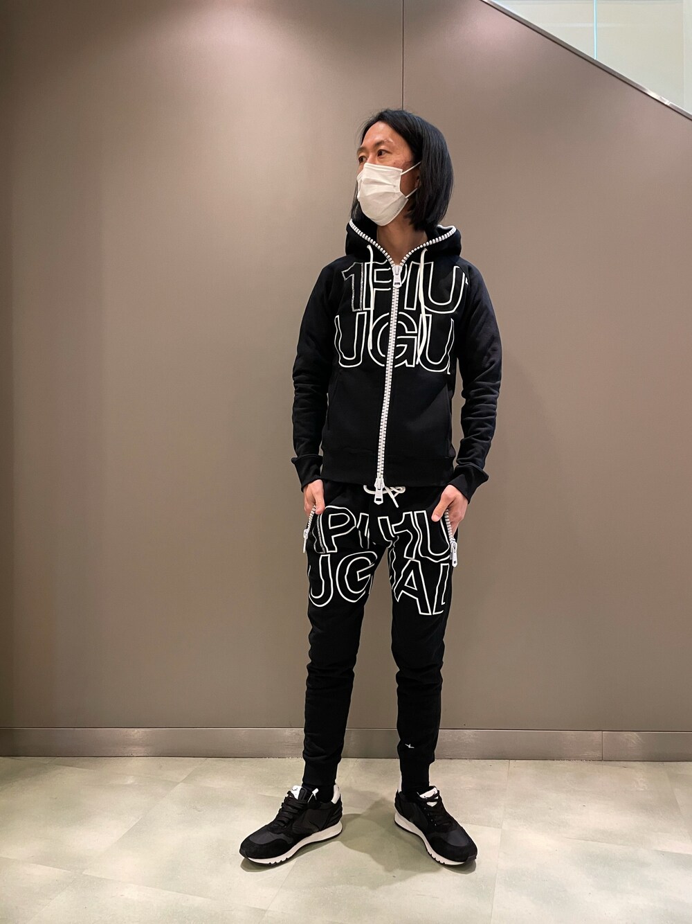 「セットアップ、ゆるコーデ、ラフ、ワントーンコーデ、ロゴスウェット、ootd、スウェット、スウェットパンツ、ファッションの力を信じよう、1piu1uguale3 relax」｜「1piu1uguale3 RELAXの【別注】1PIU1UGUALE3 RELAX/ウノピゥ ウノ ウグァーレ トレ リラックス/BIG ジップロゴパーカー（パーカー、ブラック系）」を使った、おかださん（メンズ・175cm）の冬コーディネートの1枚目の写真