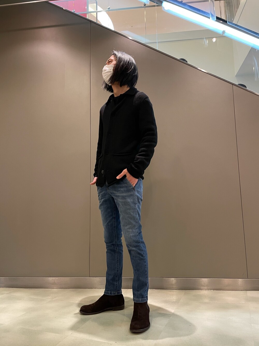 「デニム、イタリア、今日のコーデ、キレイめ、秋冬コーデ、ootd、デート、ファッションの力を信じよう、ブーツ、シンプル」｜「TRANSITのTRANSIT PAR-SUCH/トランジット パーサッチ/knit jacket/ニットジャケット/UM-18-531（カーディガン/ボレロ、ブラック系）」を使った、おかださん（メンズ・175cm）の冬コーディネートの1枚目の写真