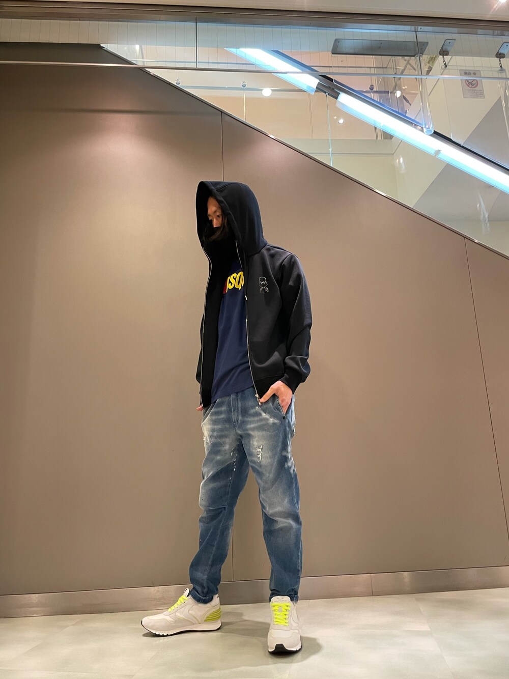 「春コーデ、パーカー、スニーカーコーデ、デニム、スニーカー、DSQUARED2、大人カジュアル、roarguns、ootd、ファッションの力を信じよう」｜「roargunsの【別注】roarguns/ロアーガンズ/TEDDY BEAR PARKA/テディベアパーカー/21SGB-RL01（パーカー、ブラック系）」を使った、おかださん（メンズ・175cm）の春コーディネートの1枚目の写真