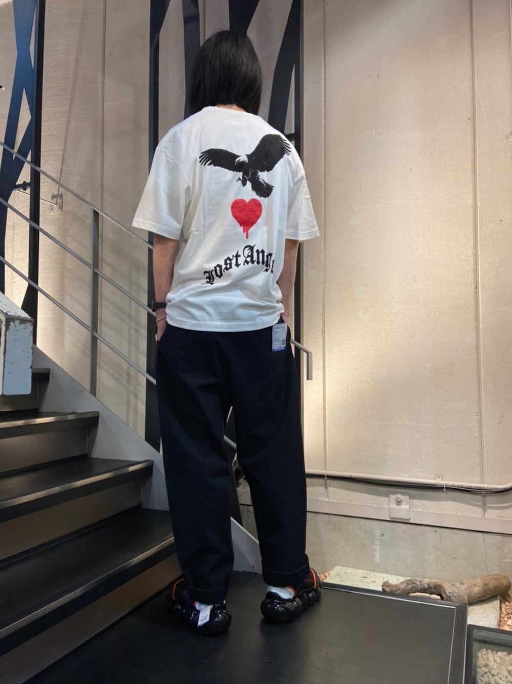 ホワイト系のTシャツ/カットソー、ブラック系のパンツ、ブラック系のスニーカーを着用したメンズの春コーディネートの1枚目の写真