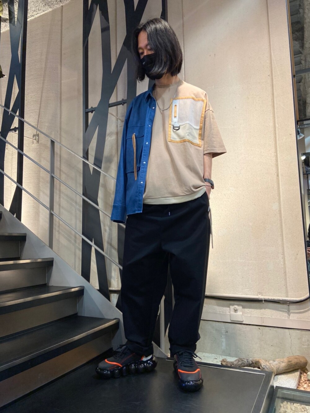 ベージュ系のTシャツ/カットソー、ブルー系のシャツ/ブラウス、ブラック系のパンツを着用したメンズの春コーディネートの1枚目の写真