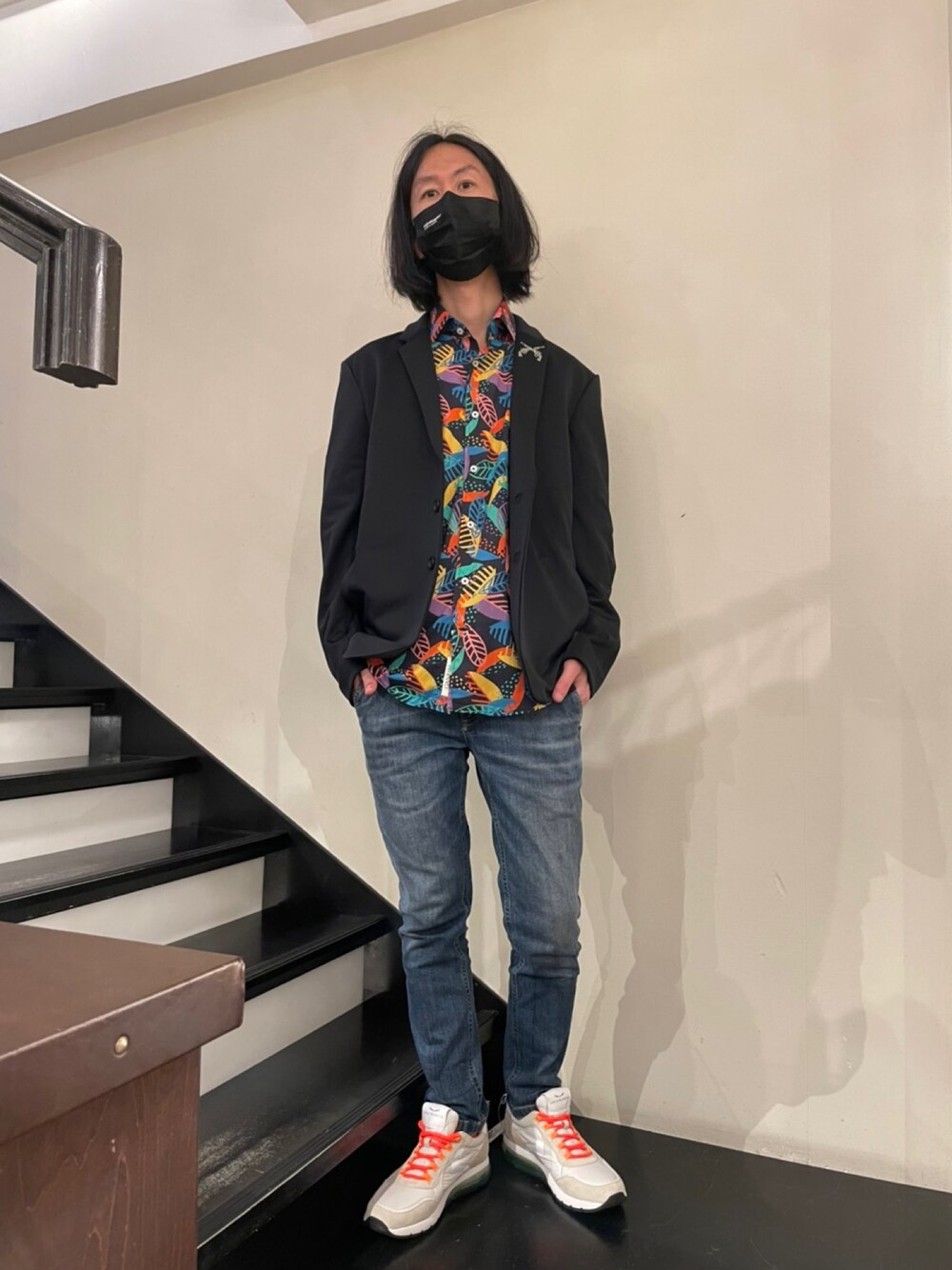 その他のシャツ/ブラウス、ブラック系のジャケット/アウター、ブルー系のデニムパンツを着用したメンズの春コーディネートの1枚目の写真