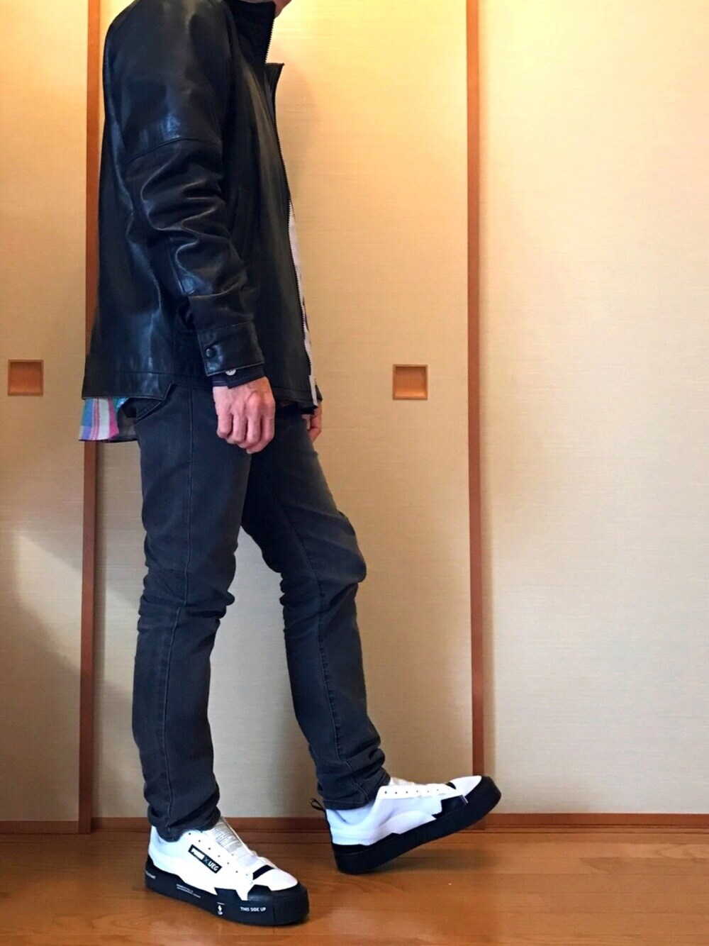 「モノトーン、ワンポイント、チラ見せ、革ジャン、スキニーパンツ、スニーカー、自己満足」｜「PUMA×UEGのアイテム（シューズ、ホワイト系）」を使った、piyo🐤💨さん（メンズ・164cm）の冬コーディネートの1枚目の写真