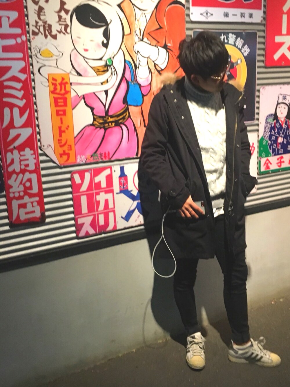 「タートルネック、スーパースター、コート」｜「SHIPSのアイテム（ダウンジャケット/コート、ブラック系）」を使った、あさひまるさん（メンズ・169cm）の冬コーディネートの1枚目の写真