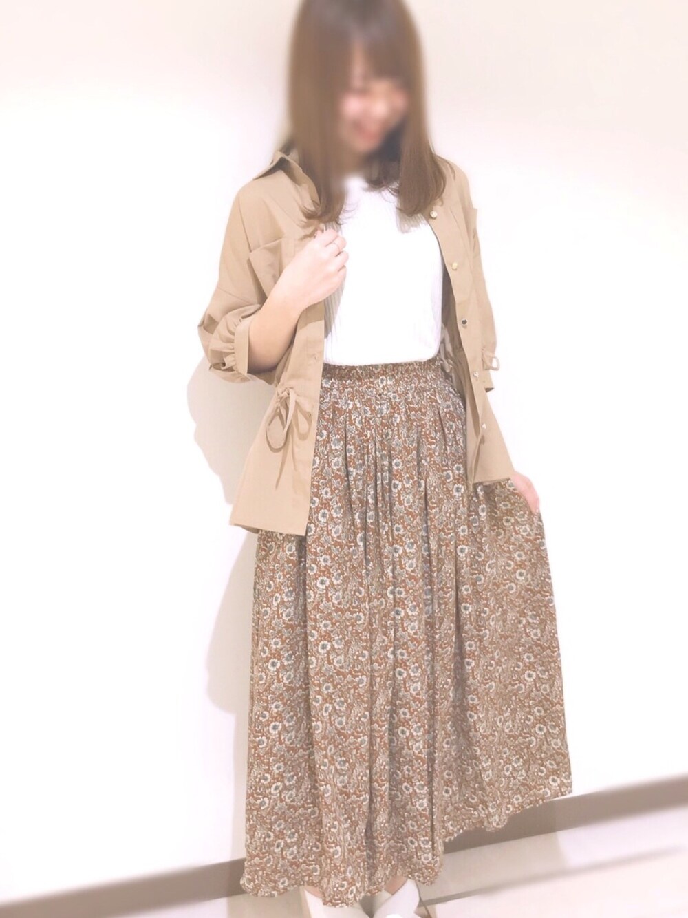 ホワイト系のタンクトップ、オレンジ系のスカート、ベージュ系のシャツ/ブラウスを着用したレディースの夏コーディネートの1枚目の写真