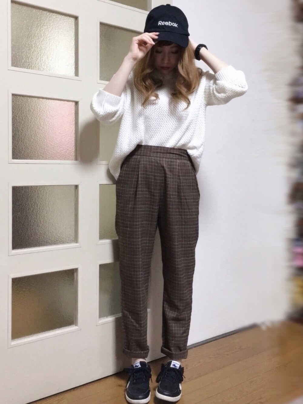 ブラウン系のその他パンツ、ホワイト系のニット/セーター、ブラック系のスニーカーを着用したレディースの秋コーディネートの1枚目の写真