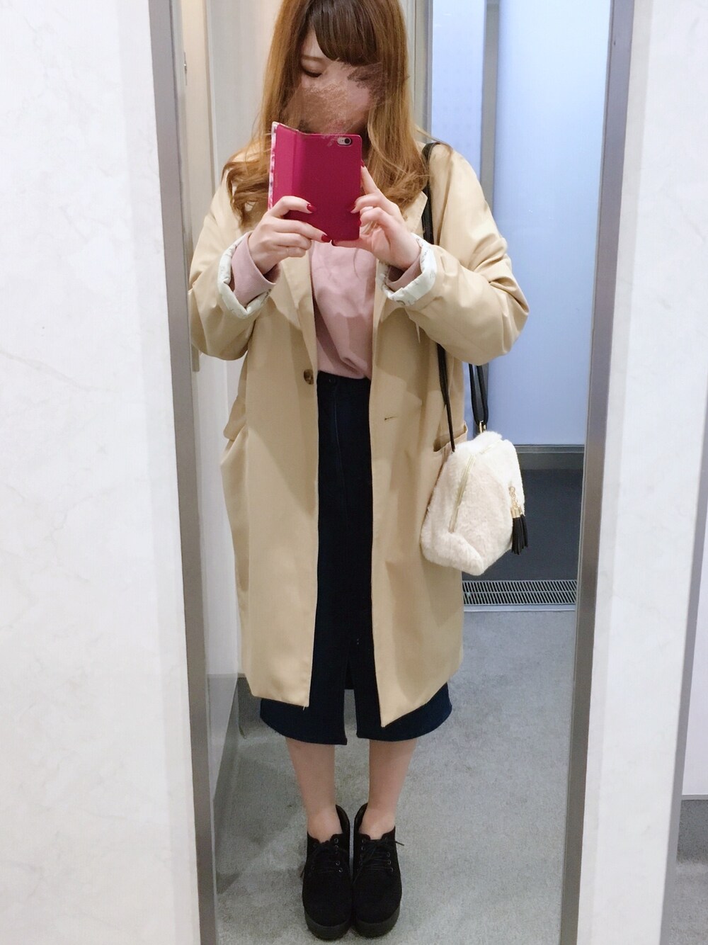 ベージュ系のチェスターコート、ピンク系のスウェット、ブルー系のデニムスカートを着用したレディースの秋コーディネートの1枚目の写真