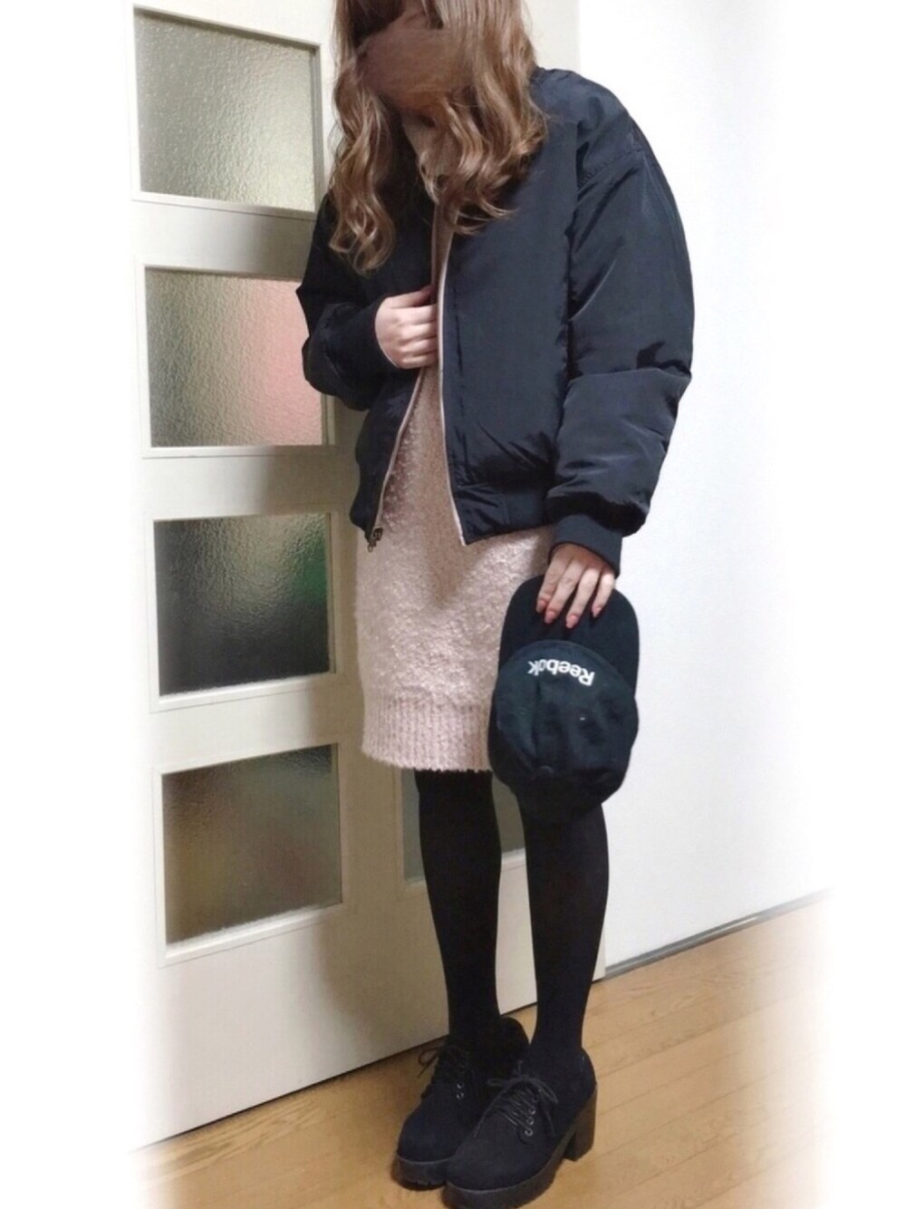 ピンク系のワンピース/ドレス、ブラック系のブーツ、ブラック系のキャップを着用したレディースの冬コーディネートの1枚目の写真