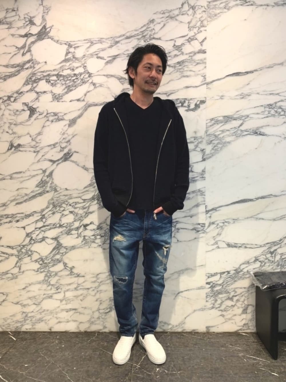 ブラック系のパーカー、ホワイト系のTシャツ/カットソー、ブルー系のデニムパンツを着用したメンズの春コーディネートの1枚目の写真