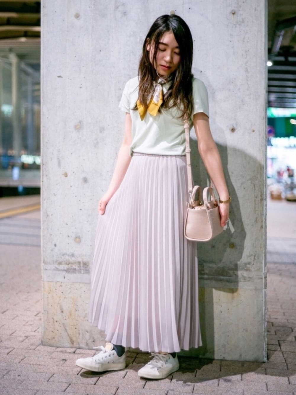 「ユニクロ、ユニクロコーデ、コンバース、コンバース オールスター、スカーフ、東京、新宿、女子大生、プリーツスカート、G-SHOCK」｜「UNIQLOのアイテム（Tシャツ/カットソー、グリーン系）」を使った、annoさん（レディース・156cm）の秋コーディネートの1枚目の写真