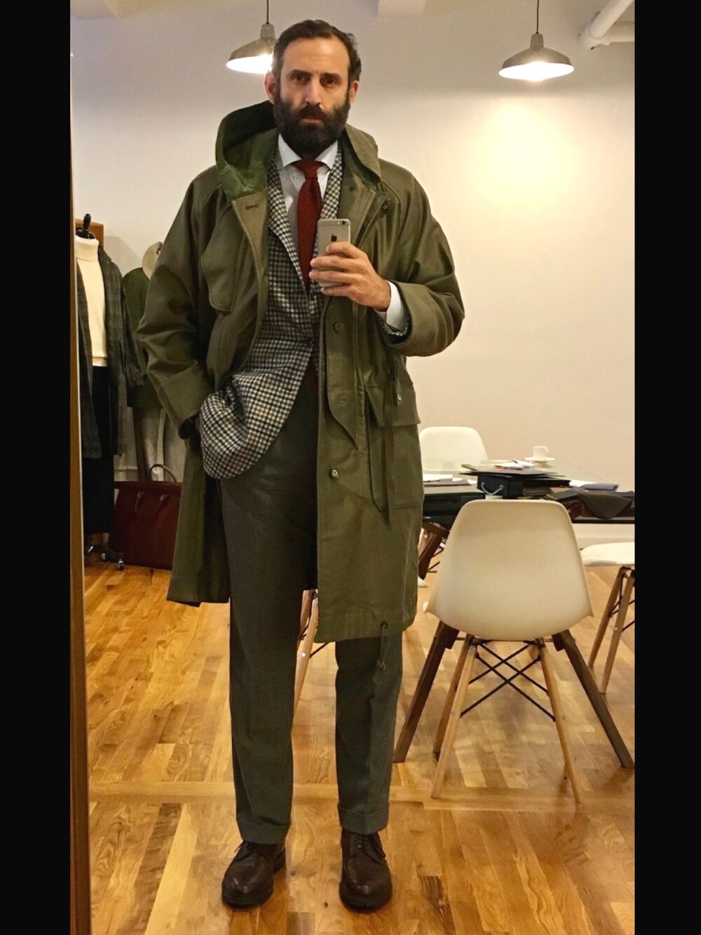 「Kaptain Sunshineのアイテム（マウンテンパーカー、グリーン系）」を使った、Greg Lelloucheさん（メンズ・188cm）の春コーディネートの1枚目の写真