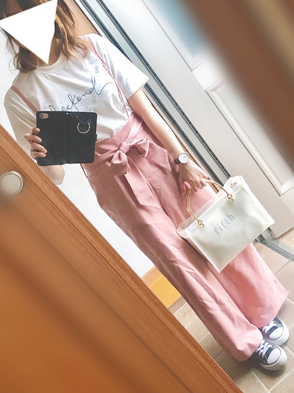 「休日コーデ、カジュアル、白Tシャツ、クリアバッグ、黒スニーカー」｜「GRLの筆記体ロゴTシャツ（Tシャツ/カットソー、ホワイト系）」を使った、TOMOさん（レディース・153cm）の夏コーディネートの1枚目の写真