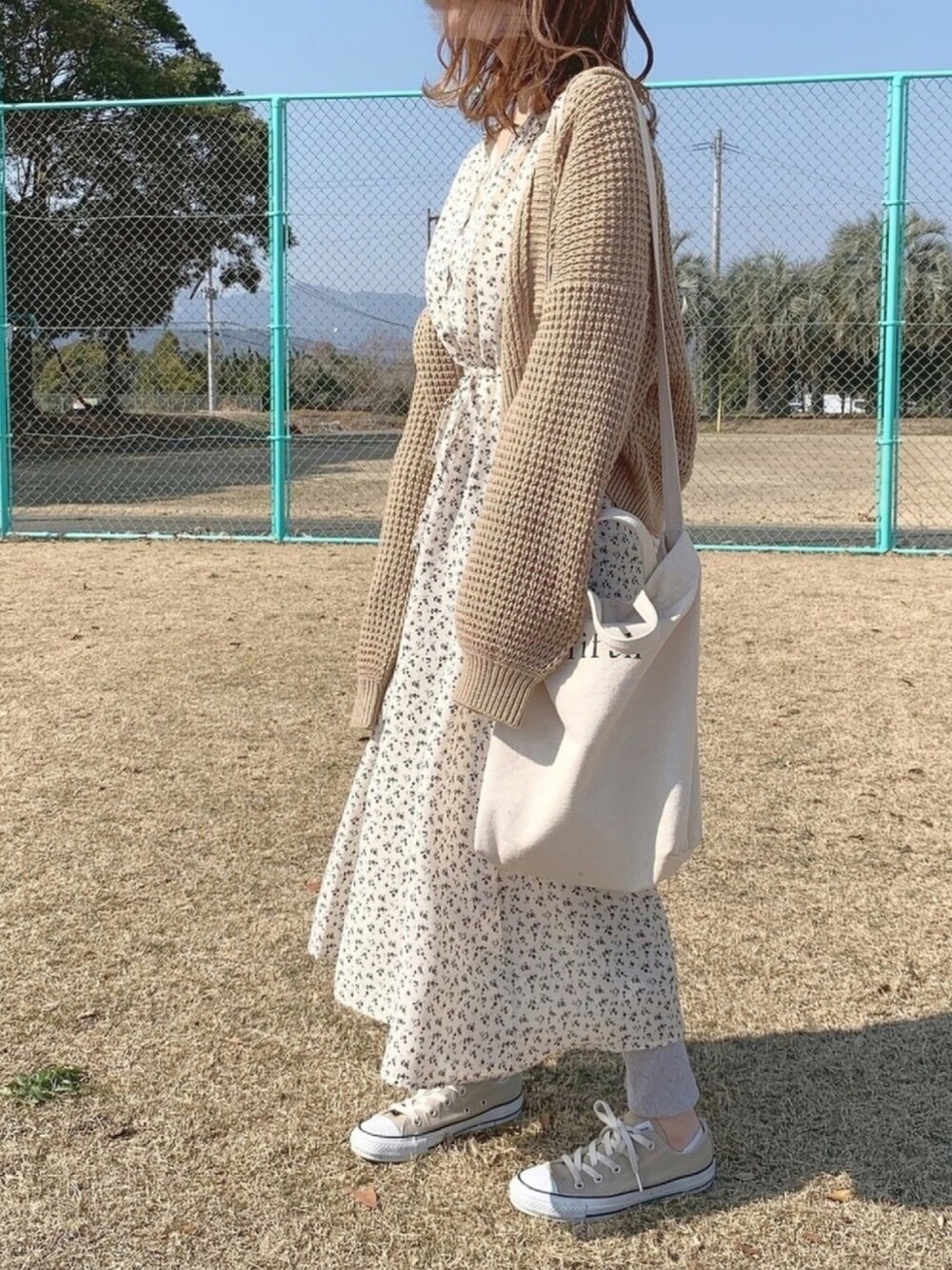 「花柄ワンピース、カーディガン、リブタイツ、スニーカー、春コーデ、大人カジュアル、プチプラ、GU、レイヤードstyle、低身長」｜「apres jourのワッフルＶネックカーディガン【ZOZOTOWN限定アイテム】（カーディガン/ボレロ、ベージュ系）」を使った、TOMOさん（レディース・154cm）の冬コーディネートの1枚目の写真
