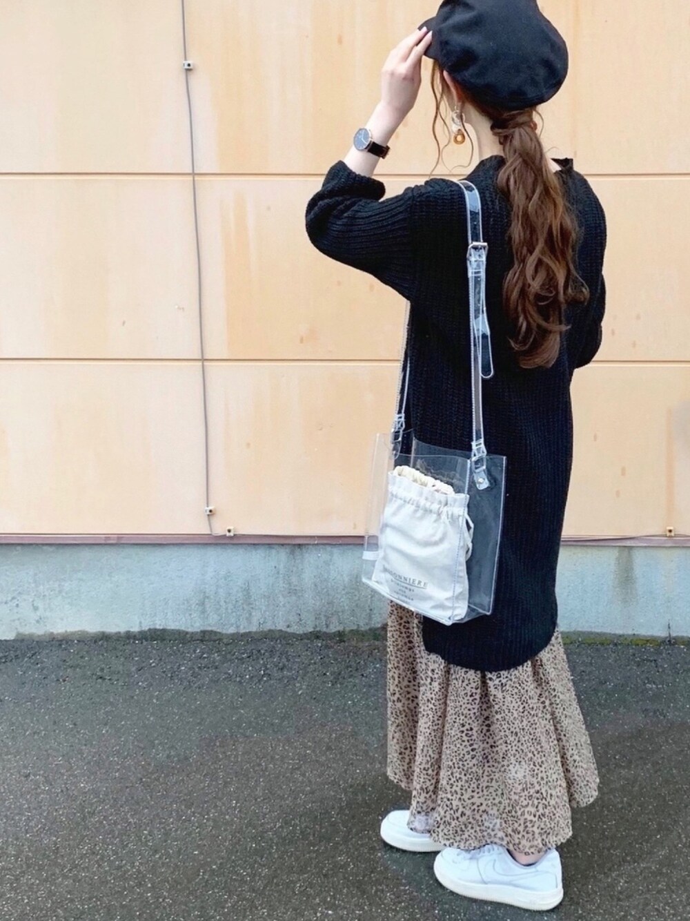 「平成最後のWEARISTAセンバツ、オトナカジュアル、スニーカーコーデ、ラフ、ニットワンピース、クリアバッグ、レオパード、低身長、しまむら、GU」｜「GRLのスリットニットワンピース（ワンピース、ブラック系）」を使った、TOMOさん（レディース・154cm）の春コーディネートの1枚目の写真