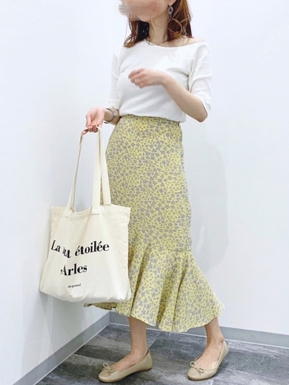 イエロー系のスカート、ホワイト系のTシャツ/カットソー、ベージュ系のバレエシューズを着用したレディースの夏コーディネートの1枚目の写真