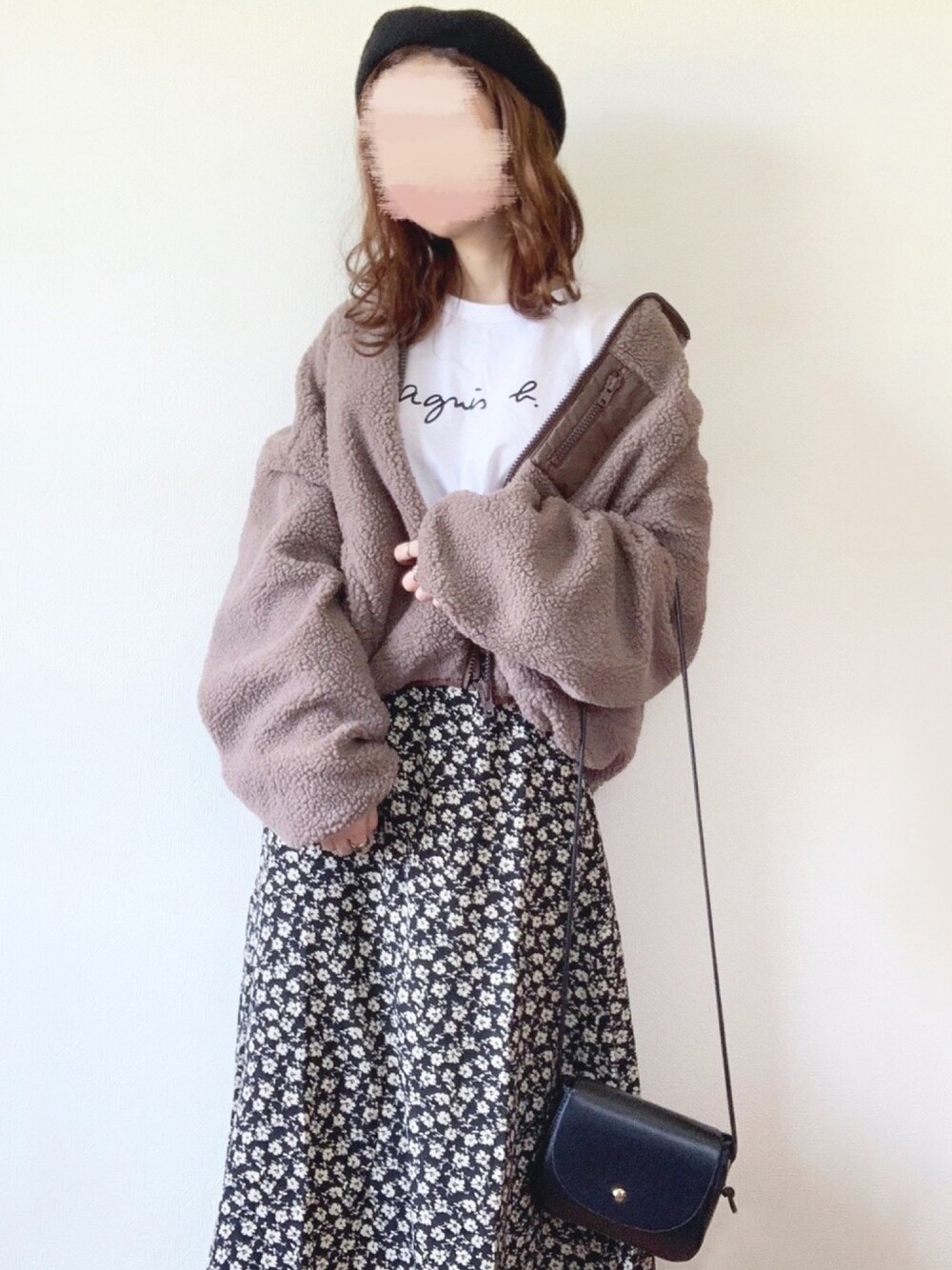 ブラウン系のブルゾン、ブラック系のスカート、ブラック系のショルダーバッグを着用したレディースの秋コーディネートの1枚目の写真