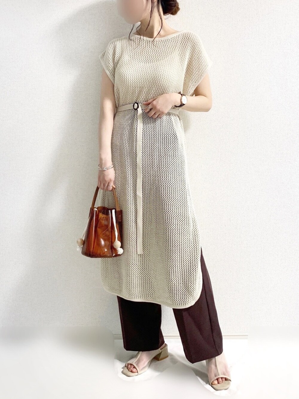ホワイト系のワンピース、ブラウン系のパンツ、ブラウン系のハンドバッグを着用したレディースの夏コーディネートの1枚目の写真