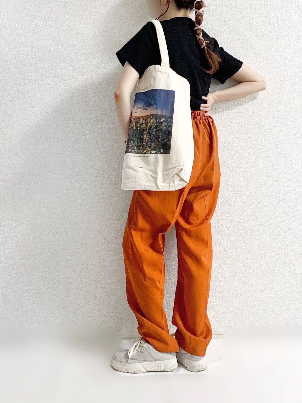 ブラウン系のその他パンツ、ブラック系のTシャツ/カットソー、ホワイト系のトートバッグを着用したレディースの秋コーディネートの1枚目の写真