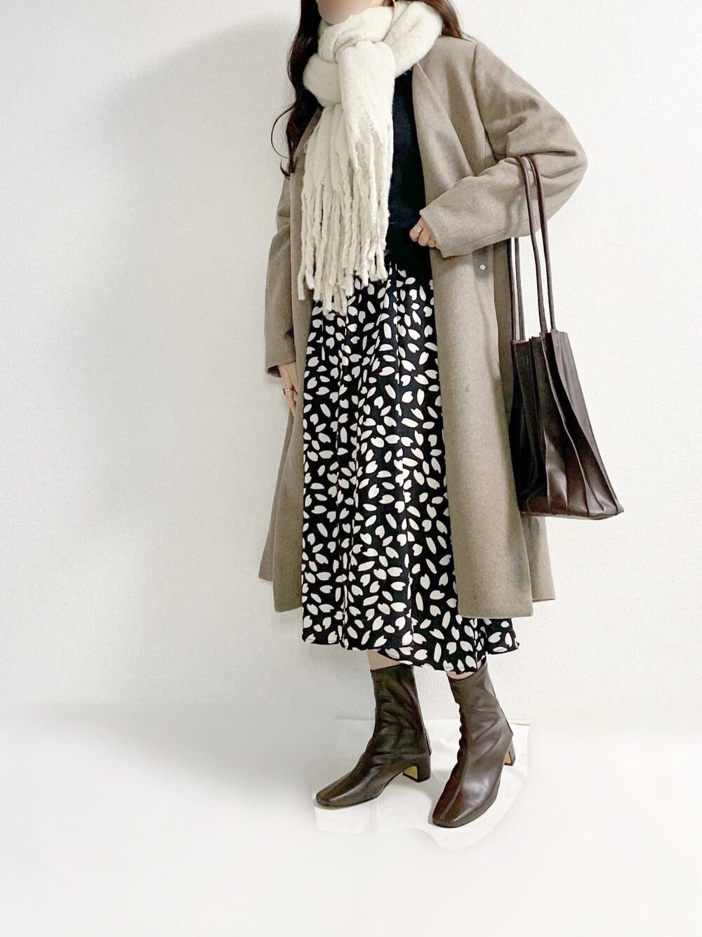 「KBF、bonjour sagan、CLEA、GRL、ノーカラーコート、ニットワンピース、ストール、プリーツバッグ、ブーツ、オトナ女子」｜「Bonjour Saganのニットコンビワンピース（ワンピース、ブラック系）」を使った、TOMOさん（レディース・154cm）の冬コーディネートの1枚目の写真