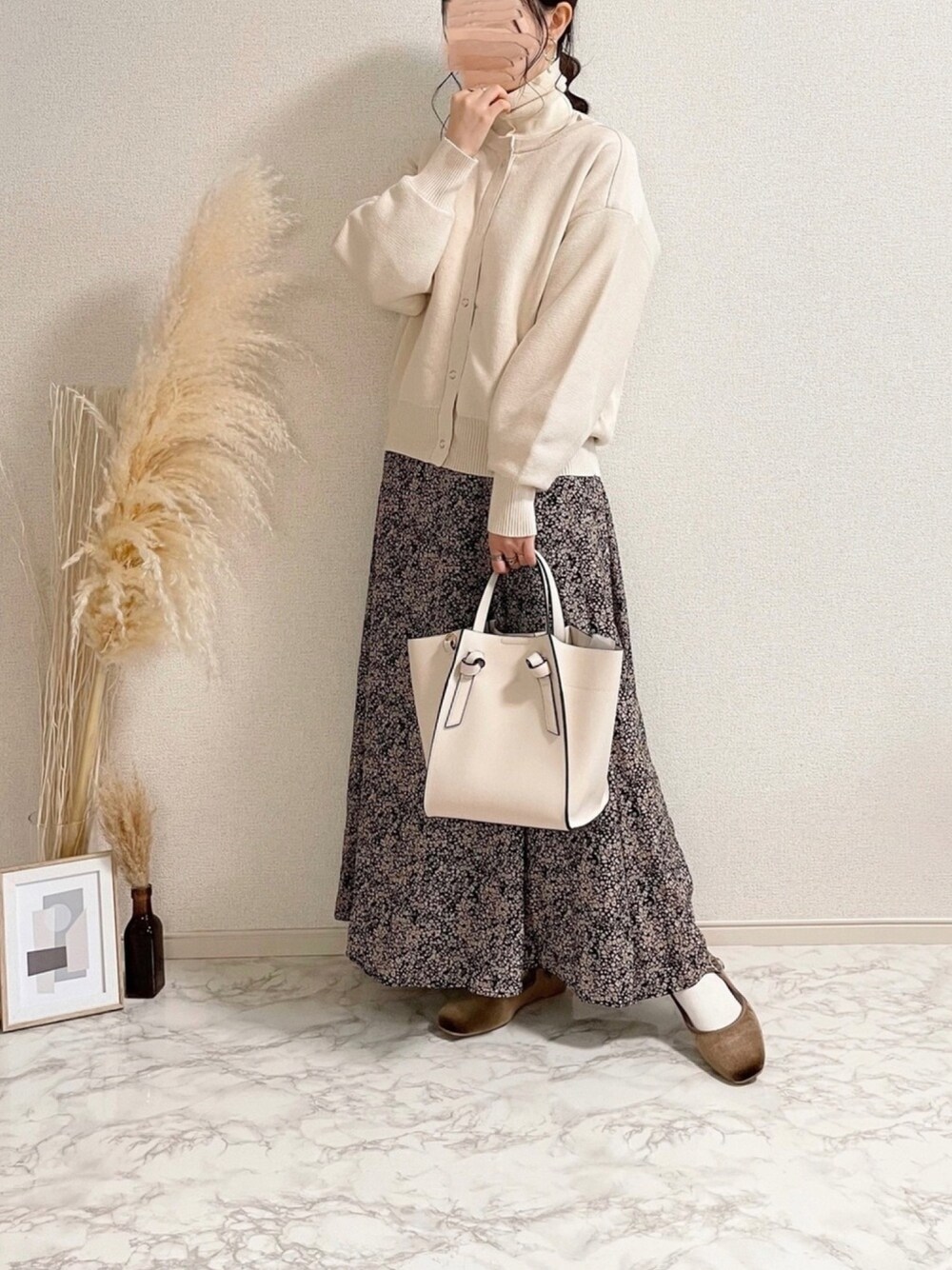 「しまむら、SEASON REASON、プチプラコーデ、カーディガン、春コーデ、花柄スカート、タートルネック、カンフーシューズ、ハンドバッグ、オトナ女子」｜「しまむらのアイテム（カーディガン/ボレロ、ホワイト系）」を使った、TOMOさん（レディース・154cm）の冬コーディネートの1枚目の写真