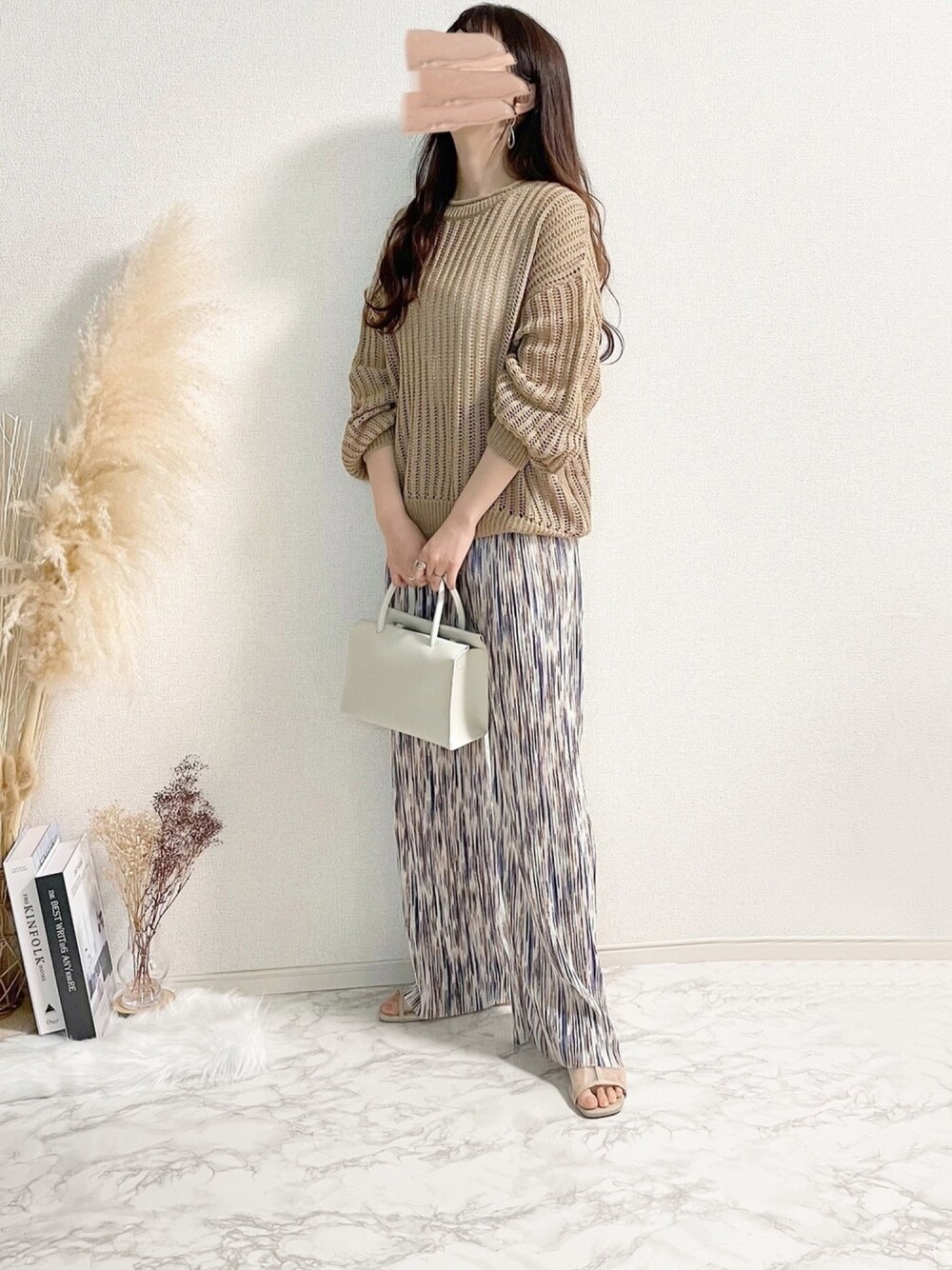 ブラウン系のニット/セーター、その他のその他パンツ、ベージュ系のサンダルを着用したレディースの春コーディネートの1枚目の写真