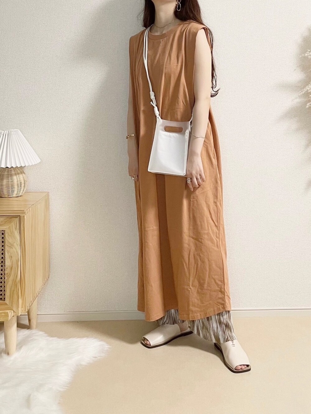 ブラウン系のワンピース、ホワイト系のショルダーバッグを着用したレディースの春コーディネートの1枚目の写真