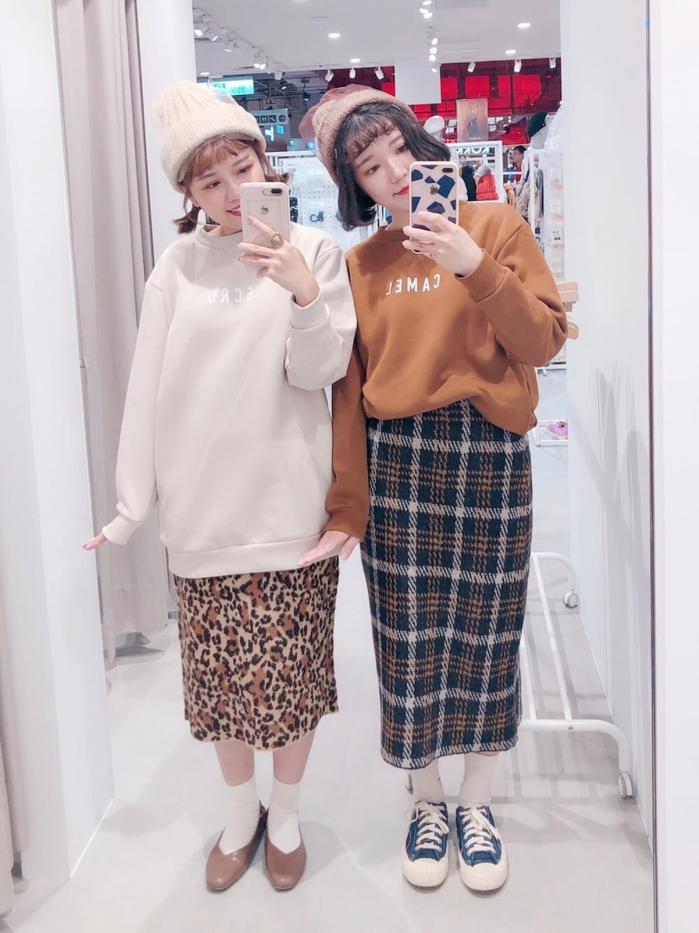 ブラウン系のスウェット、ベージュ系のスウェット、その他のスカートを着用したレディースの秋コーディネートの1枚目の写真