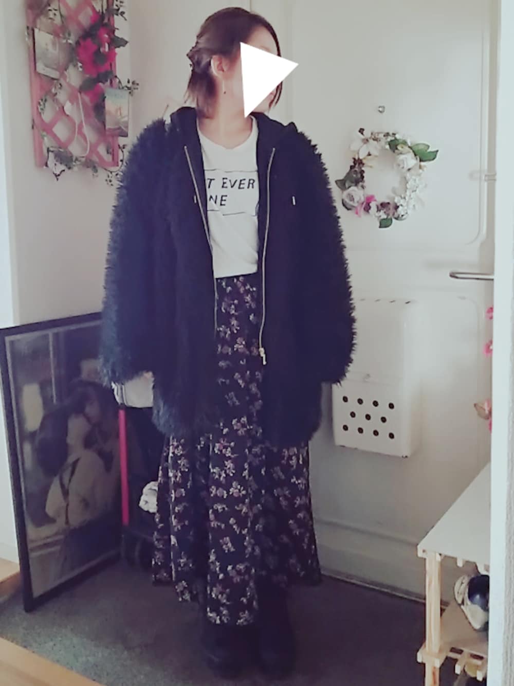 ブラック系のブーツ、ブラック系のジャケット/アウター、ブラック系のスカートを着用したレディースの冬コーディネートの1枚目の写真