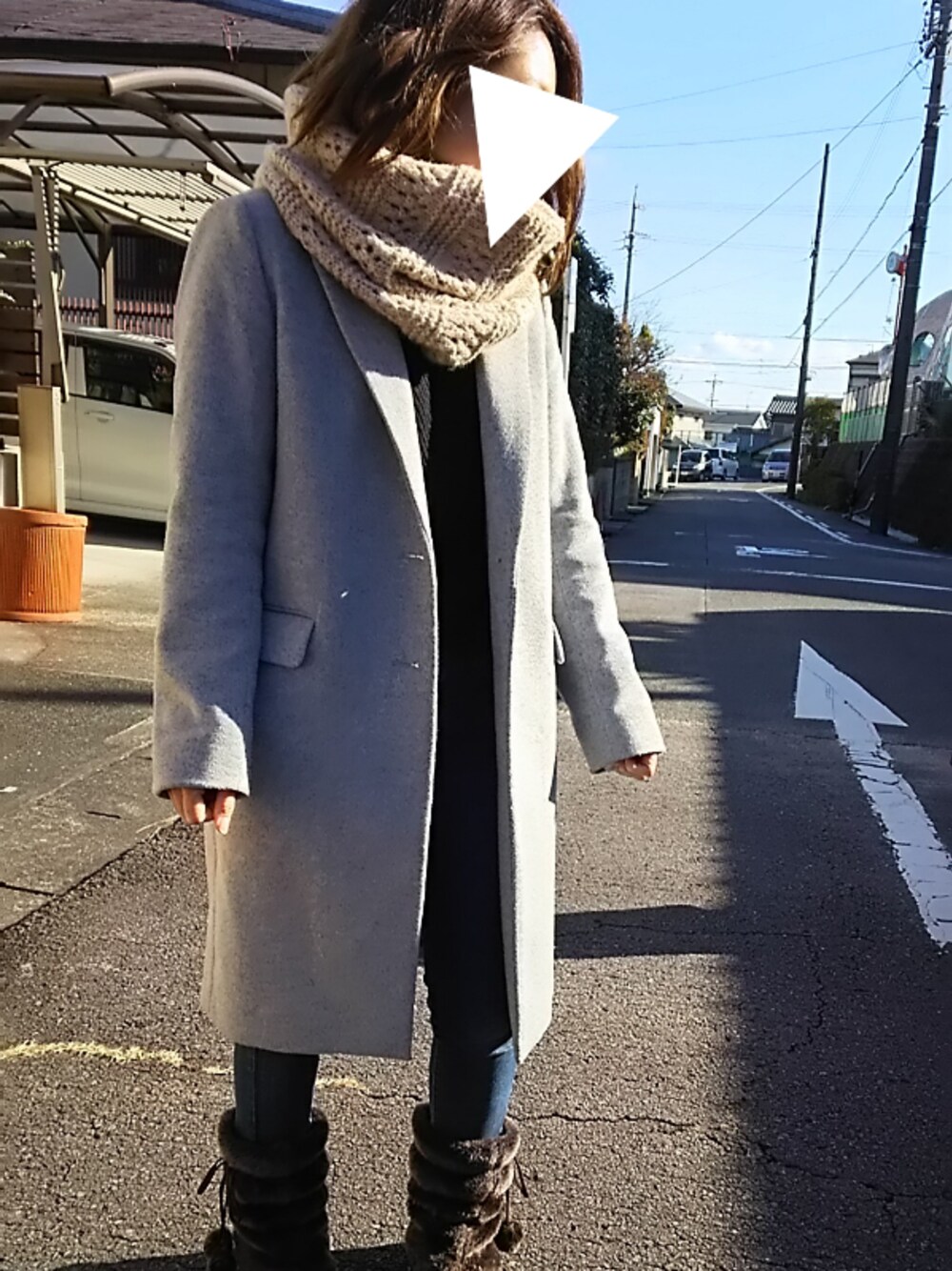 ホワイト系のTシャツ/カットソー、グレー系のチェスターコート、ブラック系のニット/セーターを着用したレディースの冬コーディネートの1枚目の写真
