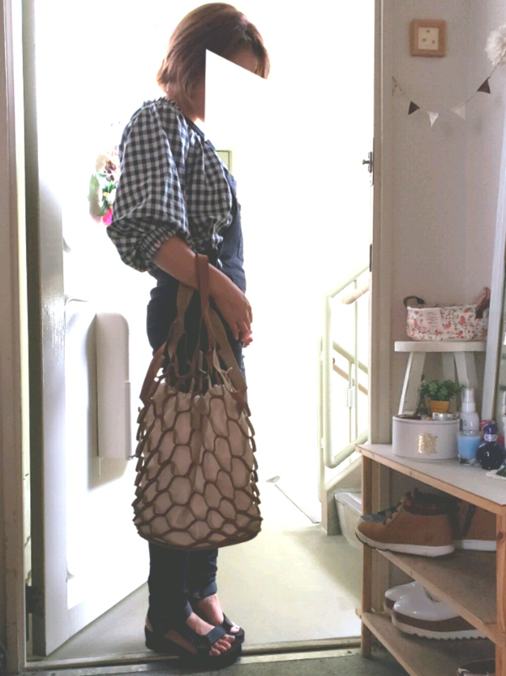 ブラック系のサンダル、イエロー系のトートバッグ、ブラック系のシャツ/ブラウスを着用したレディースの夏コーディネートの1枚目の写真