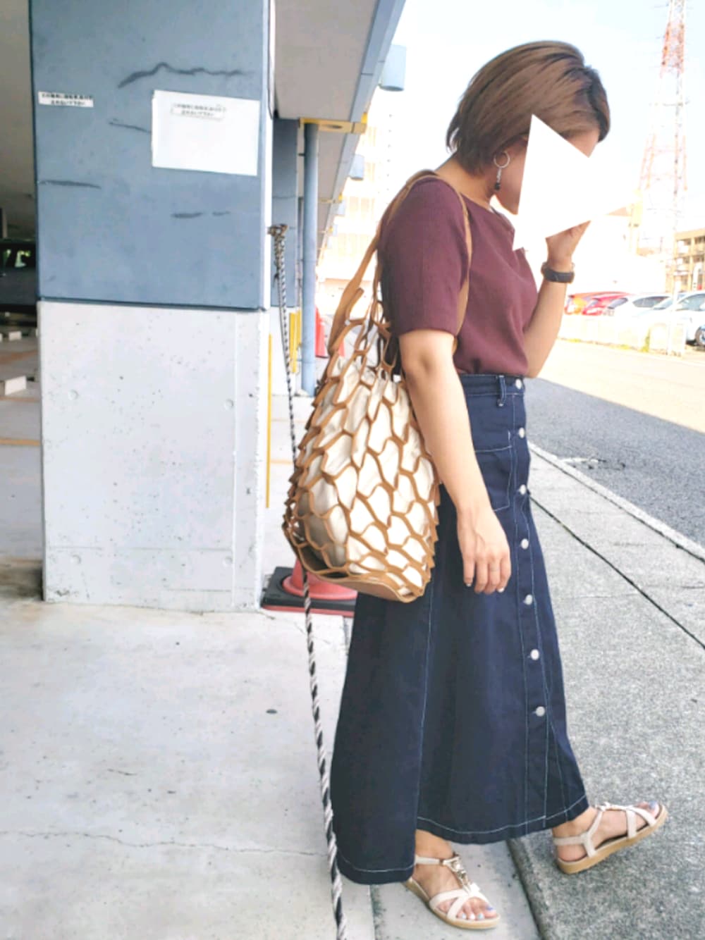 「低身長、デニムロングスカート、フィッシュネット、GU、プチプラコーデ、サンダル、ママファッション、おしゃれさんと繋がりたい、茶色系、きれいめカジュアル」｜「GUのデニムフロントボタンマキシスカート（デニムスカート、ブルー系）」を使った、ma.coさん（レディース・146cm）の夏コーディネートの1枚目の写真