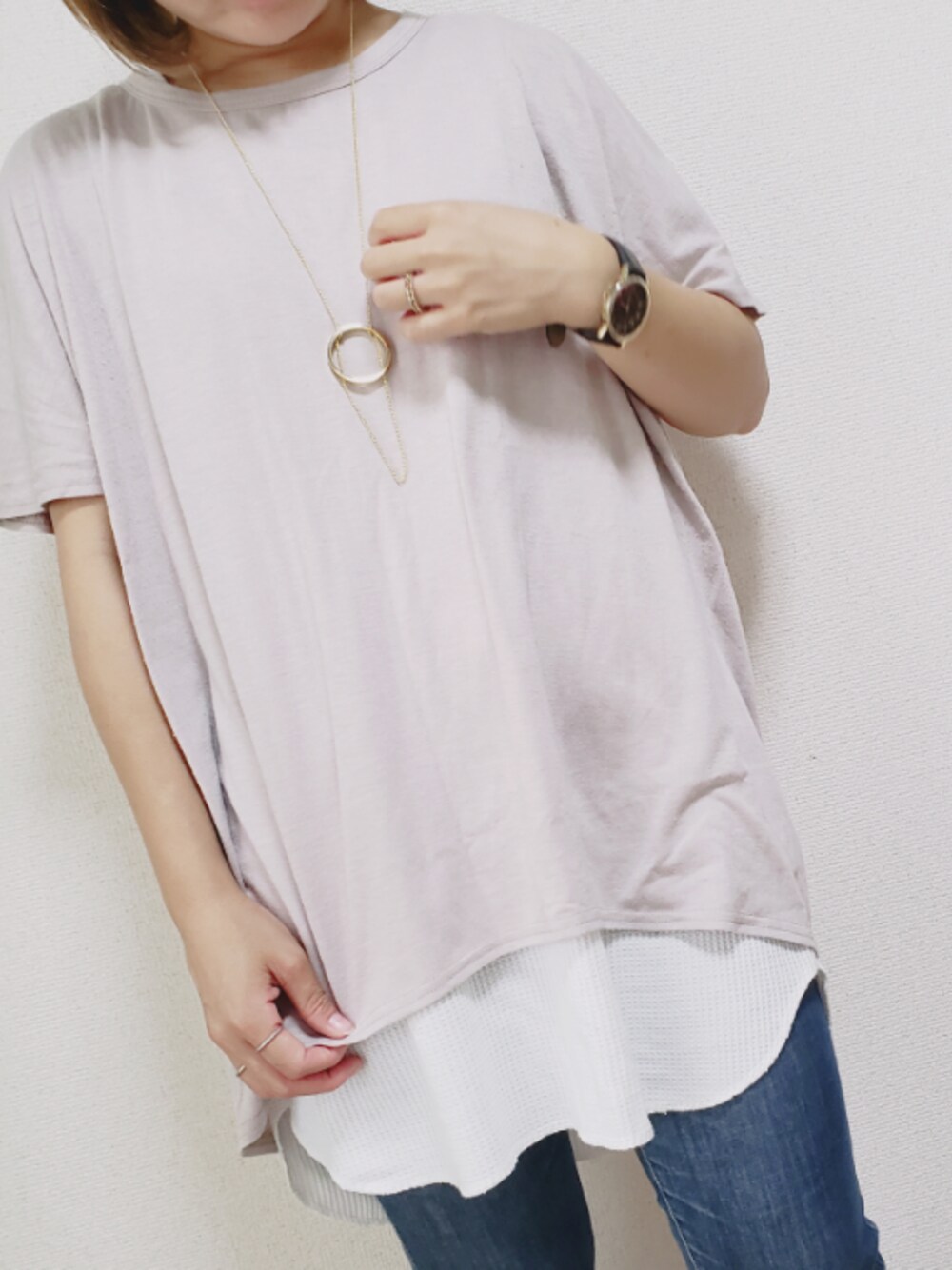 ブラック系のデニムパンツ、ブラウン系のアンサンブル、ベージュ系のTシャツ/カットソーを着用したレディースの秋コーディネートの1枚目の写真