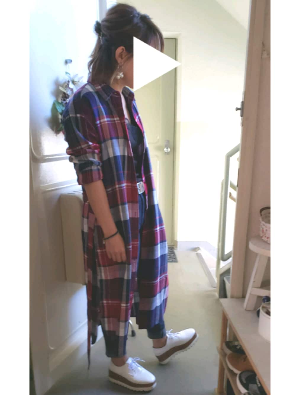 シルバー系のシューズ、ブラック系のタンクトップ、レッド系のワンピースを着用したレディースの秋コーディネートの1枚目の写真