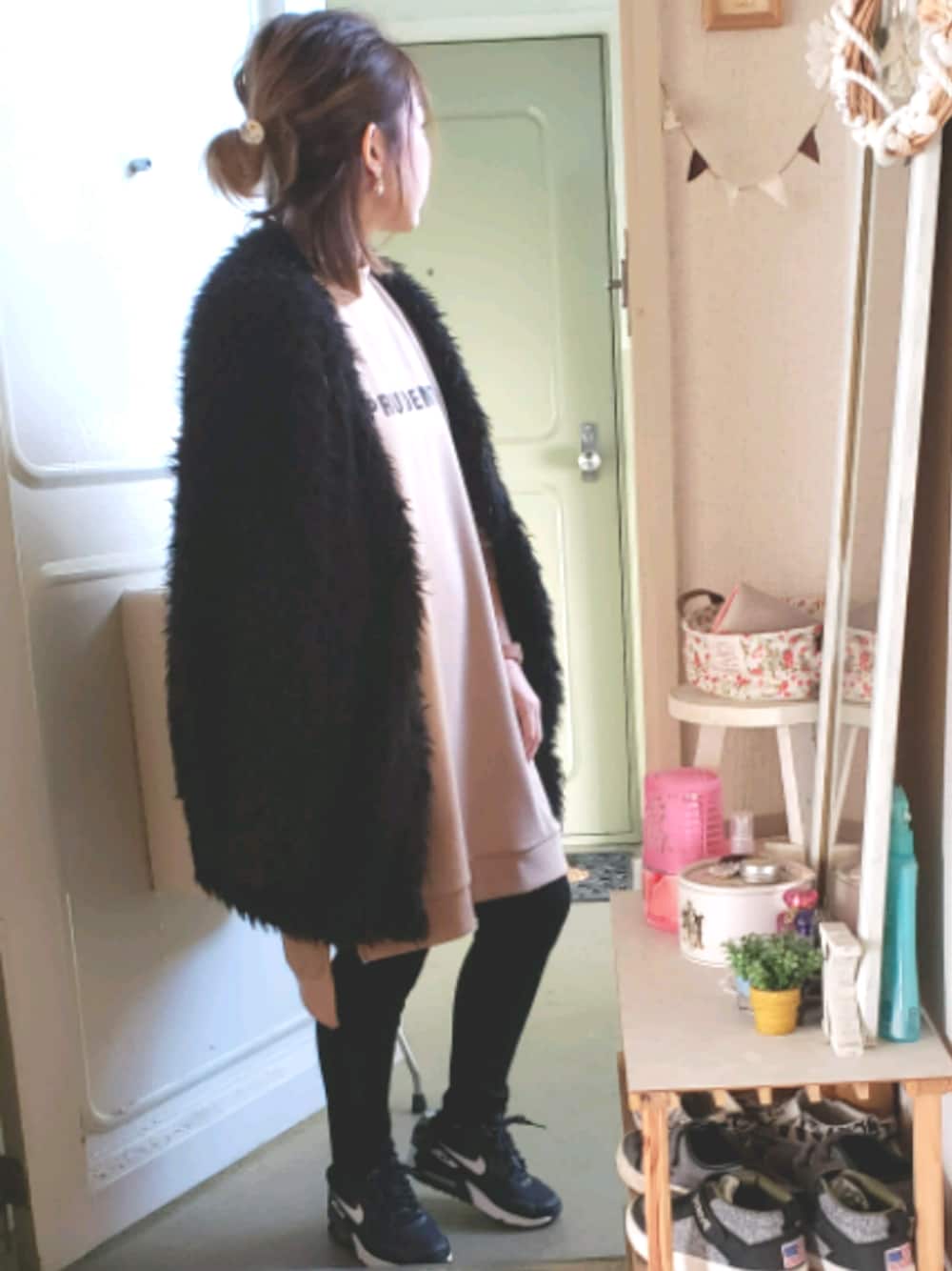 ブラック系のスニーカー、ベージュ系のニット/セーター、ブラック系のノーカラージャケットを着用したレディースの冬コーディネートの1枚目の写真